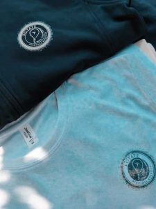 La impresión DTF permite plasmar diseños complejos con muchos colores, sombras y degradados, sin necesidad de límites técnicos.