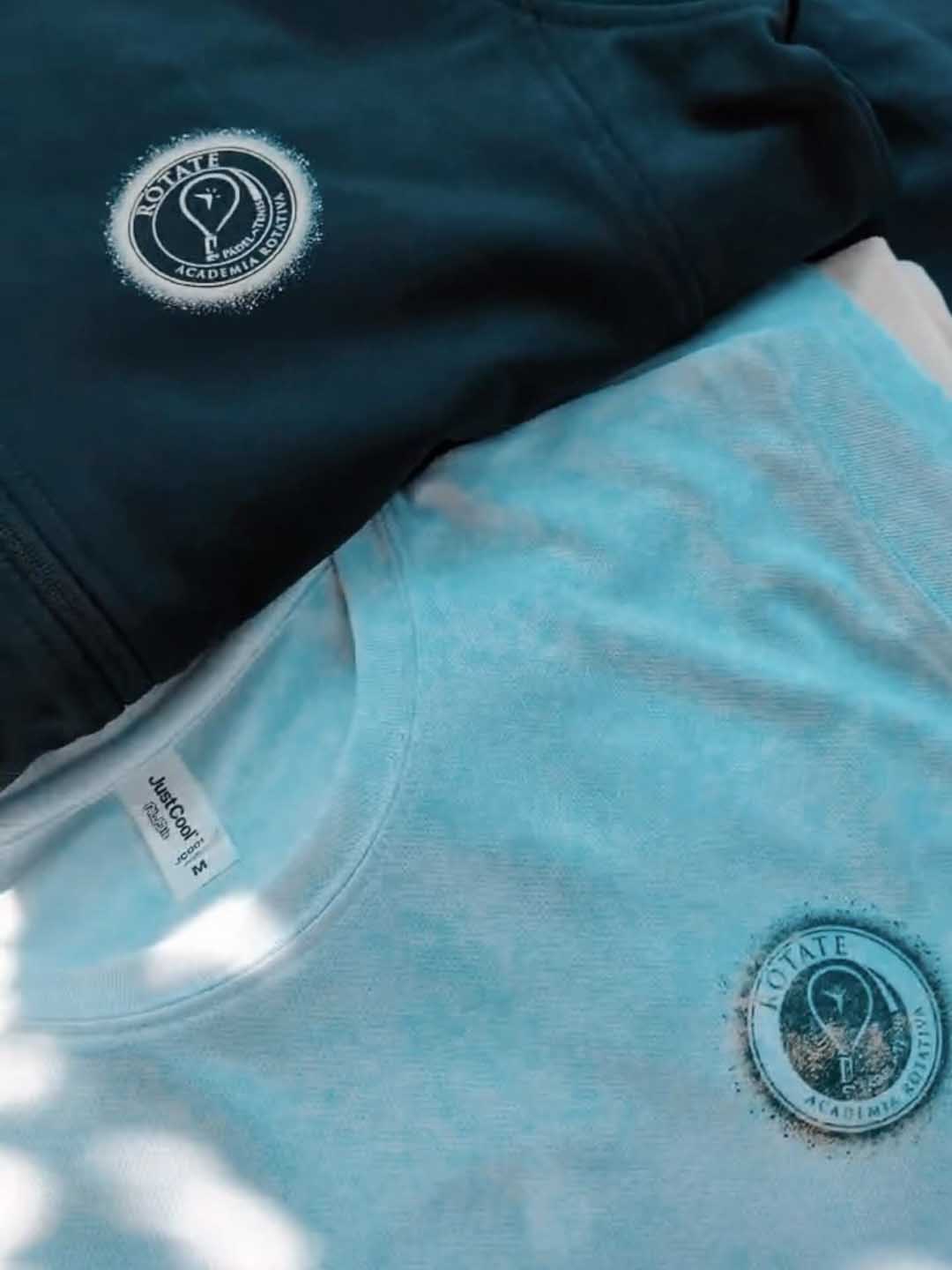 La impresión DTF permite plasmar diseños complejos con muchos colores, sombras y degradados, sin necesidad de límites técnicos.